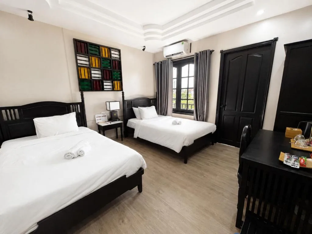 Deluxe Twin Room Balcony with Bathtub — Old Town Hotel