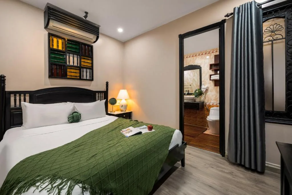 Standard Double Room No Window — Old Town Hotel